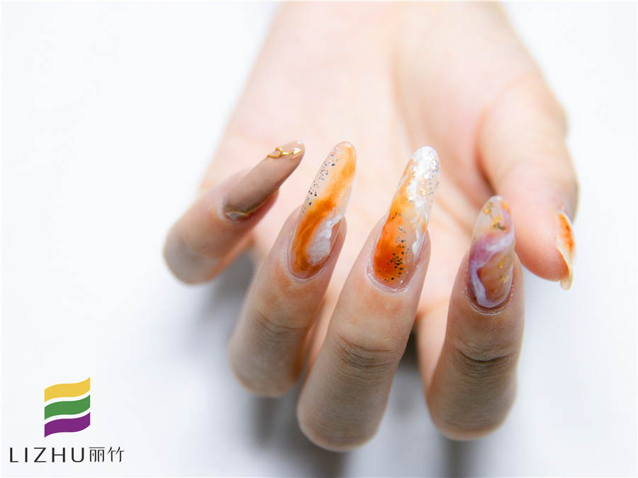 美甲封層使用方法，廣西美甲培訓(xùn)機構(gòu)教你