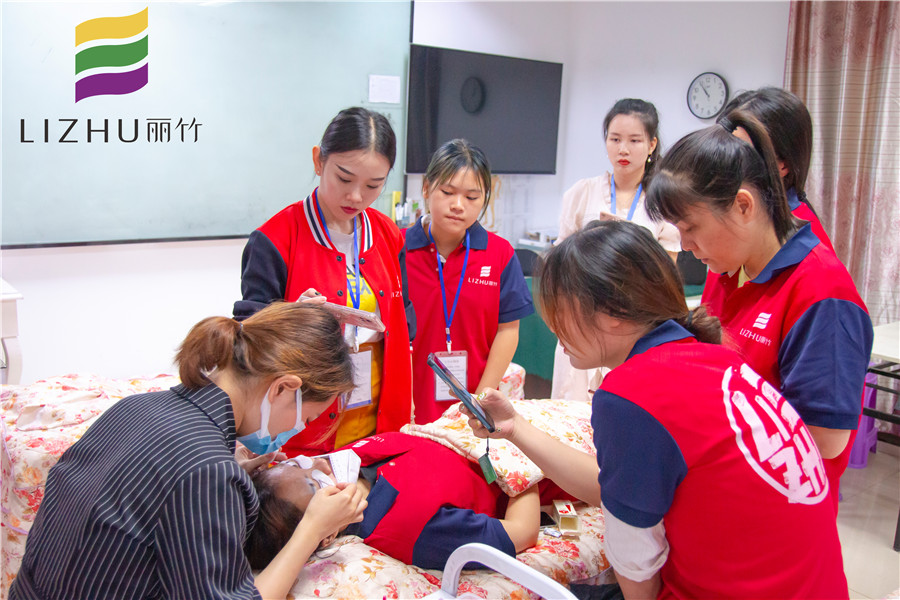 燙睫毛的步驟，廣西美甲美睫培訓(xùn)班演示手法