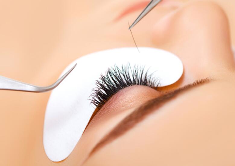 接睫毛如何防止過敏？南寧美甲美睫培訓(xùn)班告訴你