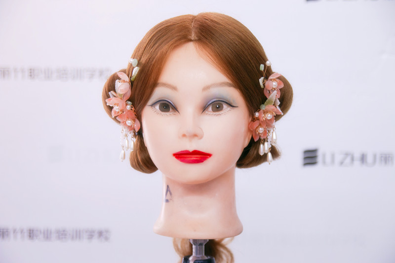 南寧化妝發(fā)型學習：中式秀禾編發(fā)造型