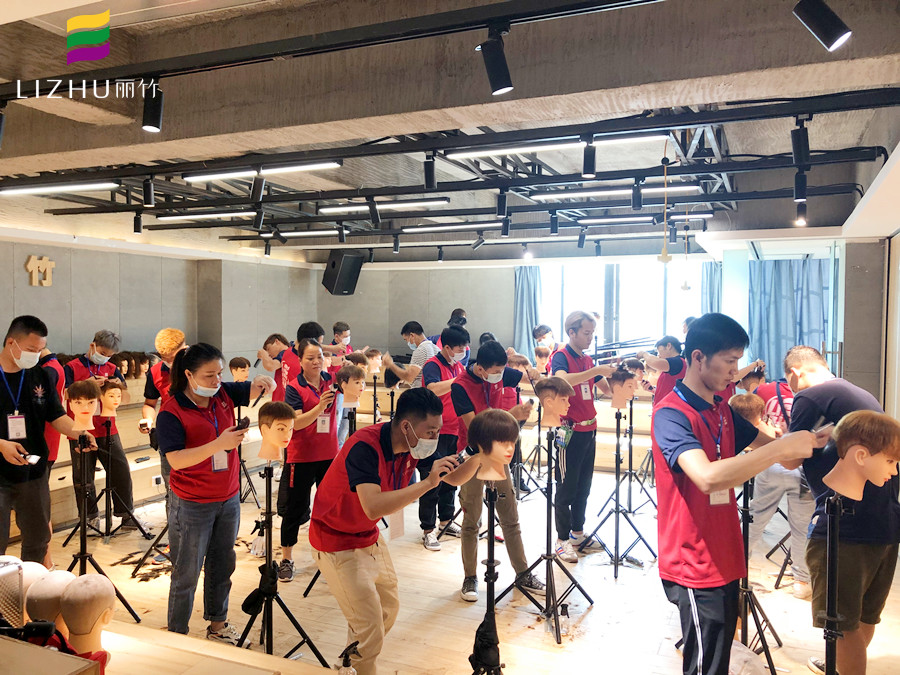 男發(fā)剪裁班課堂，證明南寧美發(fā)學(xué)校哪家專業(yè)