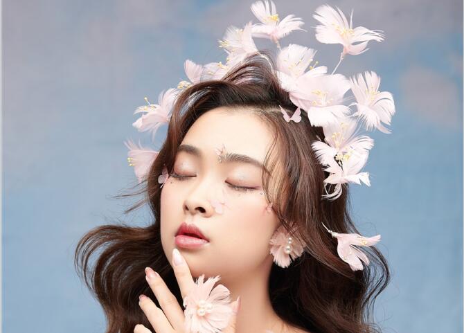 廣西彩妝學校：甜美披發(fā)新娘造型