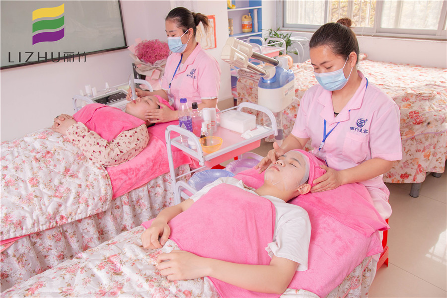 曬后如何修復(fù)皮膚？廣西美容學(xué)校演示給你看