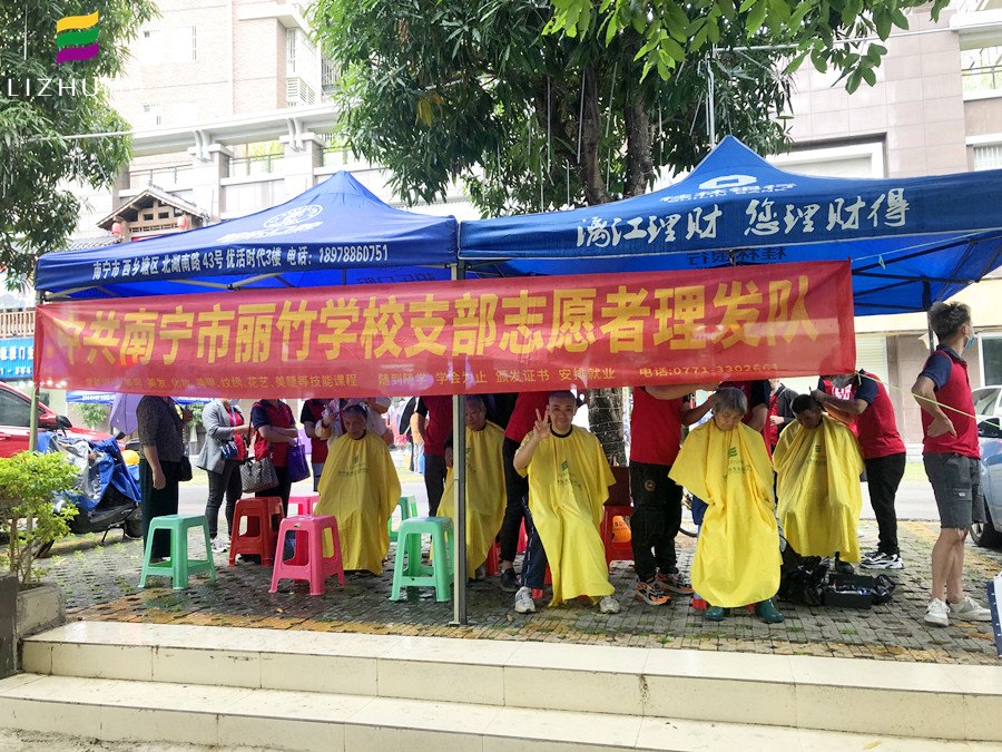 廣西美發(fā)學(xué)校公益：為社區(qū)居民理發(fā)，義不容辭