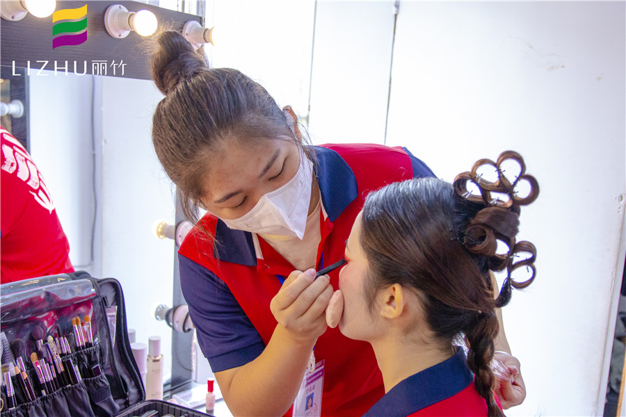 麗竹化妝全能班，實(shí)力展示廣西學(xué)彩妝哪里好