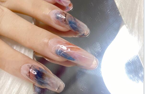 日式暈染美甲作品，實(shí)力證明廣西受歡迎的美甲學(xué)校是哪家