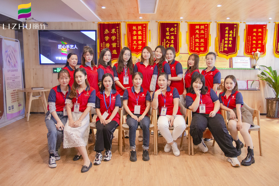 滿滿的畢業(yè)祝福，送給廣西專業(yè)化妝培訓(xùn)學(xué)校