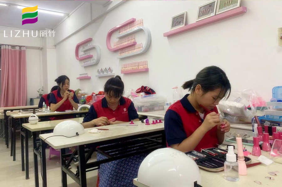南寧專業(yè)美甲學(xué)校，教你專業(yè)美甲技術(shù)