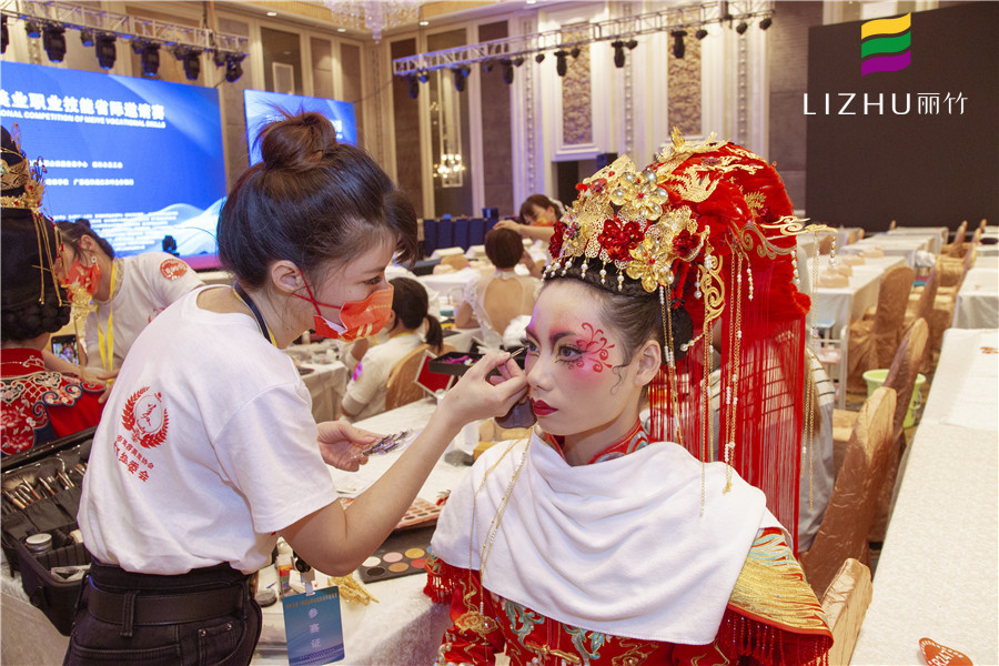 冬天卡粉怎么辦？南寧化妝課堂正在為你講解