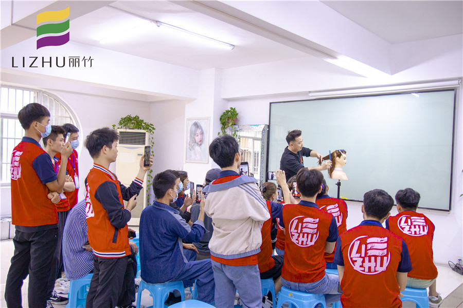 鎖骨發(fā)修剪技巧，南寧教理發(fā)的學(xué)校分享