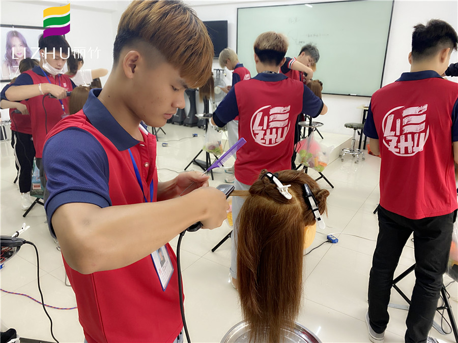 學(xué)直板夾使用技巧，就來廣西教美發(fā)的學(xué)校