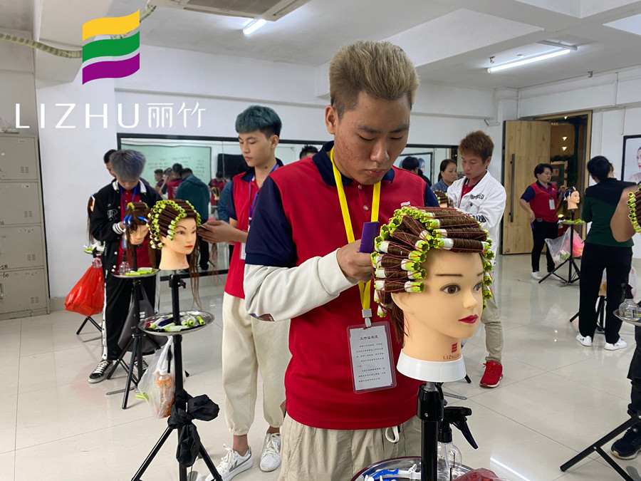 怎樣燙出彈性的波浪卷發(fā)？南寧美發(fā)課堂教你