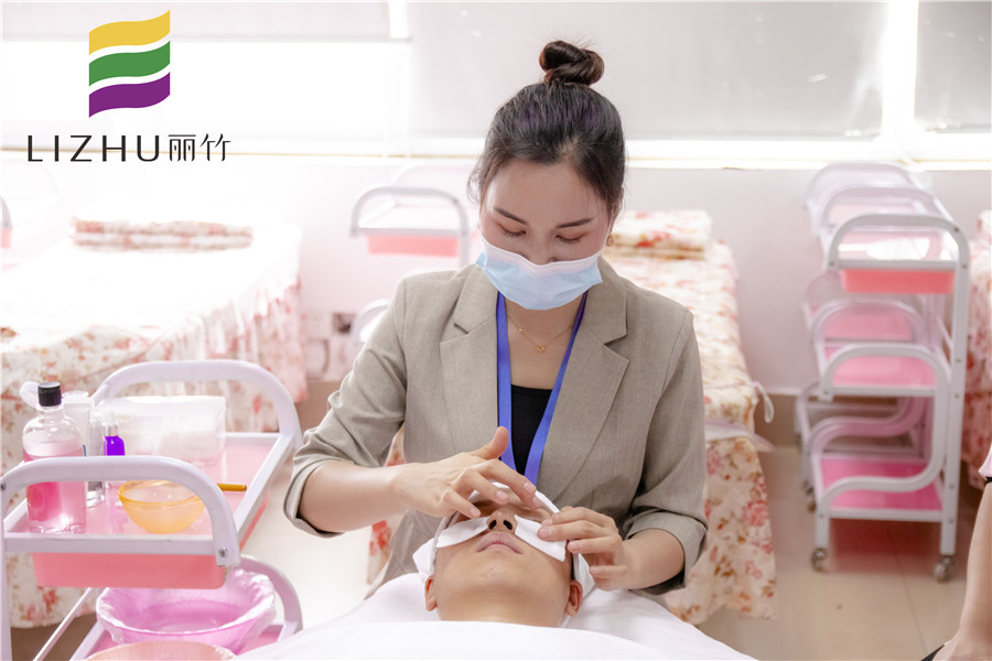 不傷皮膚的卸妝方法，廣西美容培訓(xùn)中分給你