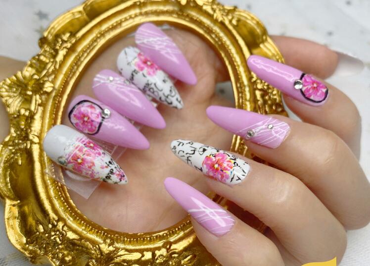 廣西南寧美甲學(xué)校：彩繪花朵美甲欣賞