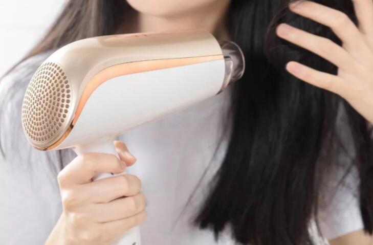 吹風(fēng)機(jī)吹發(fā)型的技巧，廣西培訓(xùn)美發(fā)學(xué)校教你