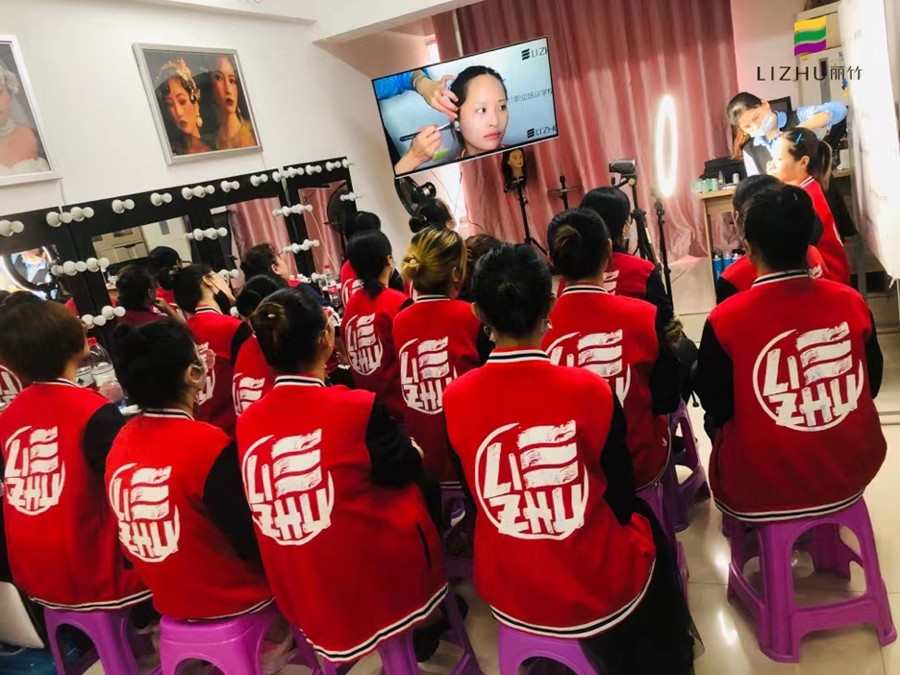 冬季正確的化妝步驟，這些技巧南寧化妝學(xué)校告訴你