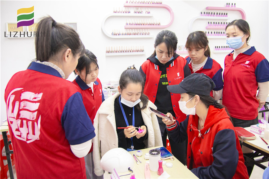 雕花美甲步驟，一起去南寧排名前十美甲學(xué)校看看