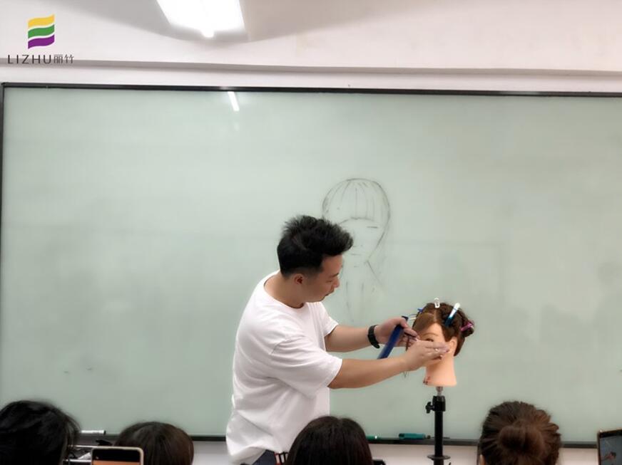 劉海出油怎么解決？南寧教理發(fā)的學(xué)校教你方法