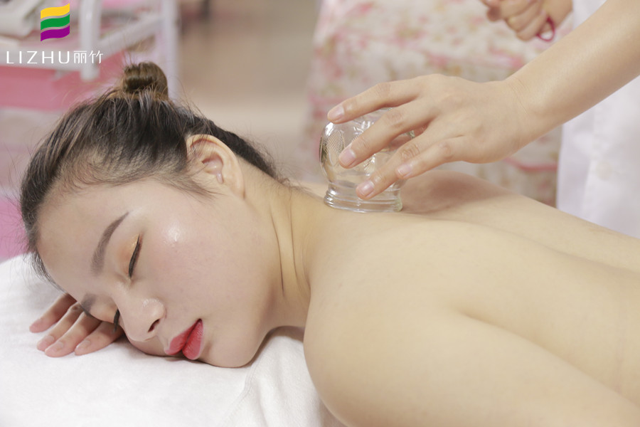 拔罐的注意事項(xiàng)，南寧美容師培訓(xùn)學(xué)校必學(xué)課程
