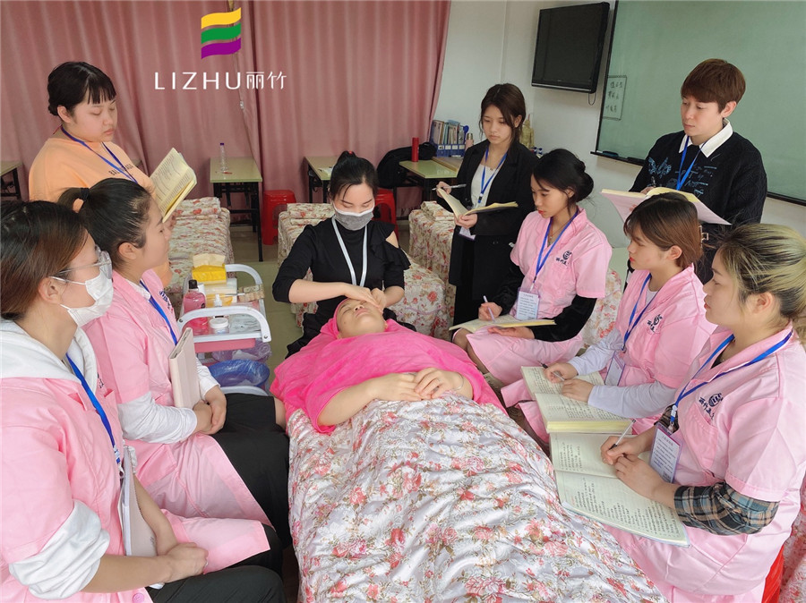 南寧美發(fā)學(xué)校排行榜：做頭療的注意事項(xiàng)