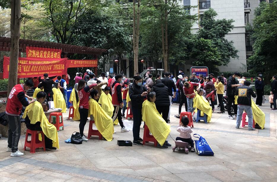 南寧學(xué)美發(fā)有實(shí)踐嗎？來看麗竹美發(fā)學(xué)校社區(qū)理發(fā)活動(dòng)