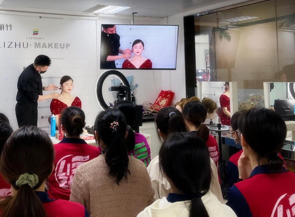 麗竹彩妝學校上演“換臉術”，展現(xiàn)南寧學彩妝哪家技術強