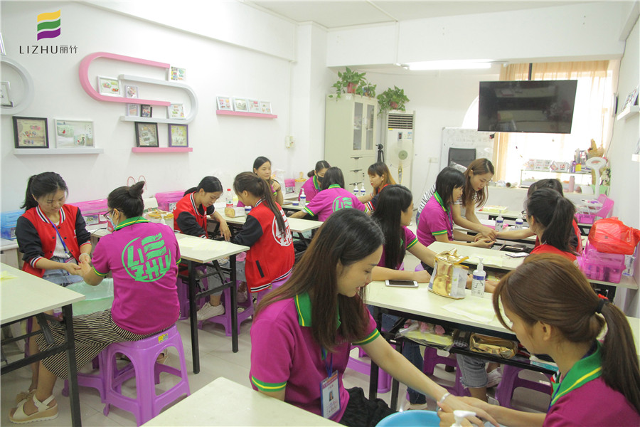 為什么要做手部護(hù)理？廣西排名前十美容學(xué)校把你解惑