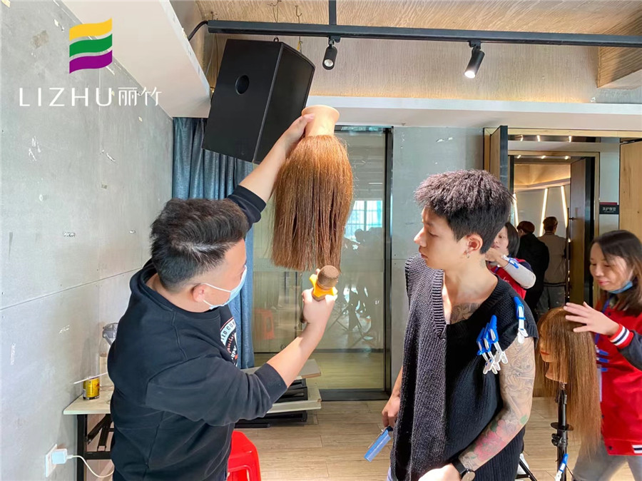 南寧美發(fā)學?？己耍悍叫螌哟危瑘A形層次，三角堆積修剪