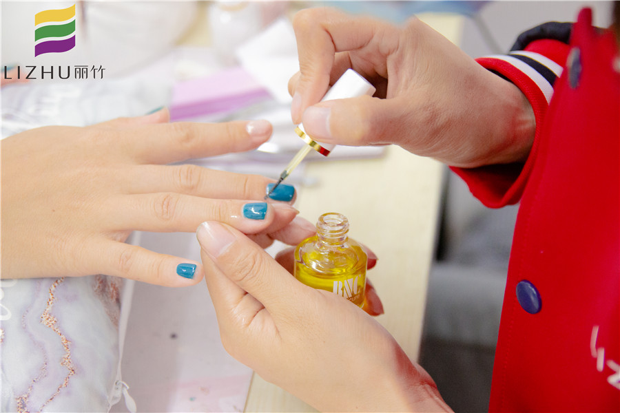 美甲涂單色的要點(diǎn)，南寧美甲師培訓(xùn)班教你