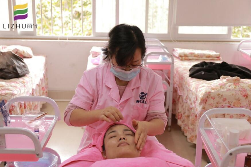 美容師不告訴你的皮膚護(hù)理小技巧，麗竹美容學(xué)校幫你找到啦