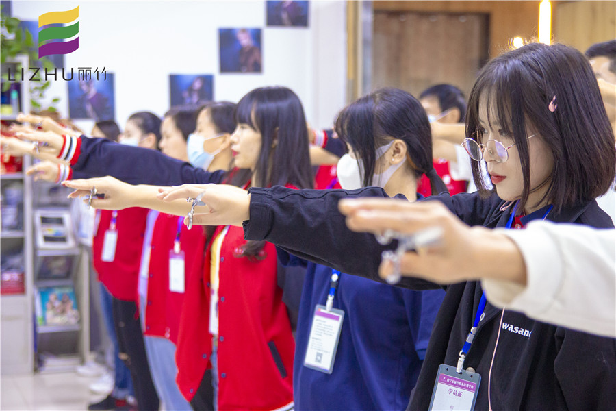 南寧美發(fā)培訓學校美發(fā)基礎班練習課堂