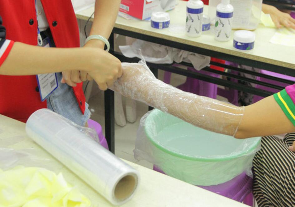 冬天手裂口子應(yīng)該怎么辦？廣西教美容護膚的學(xué)校找妙招