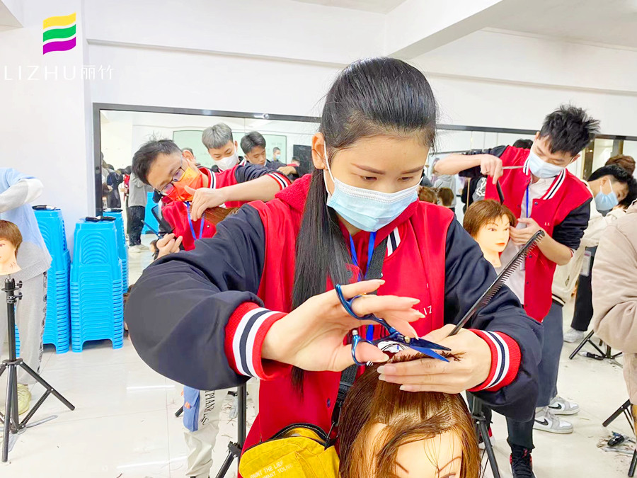 剪刀手法頭模練習(xí)，在廣西專業(yè)美發(fā)學(xué)校進(jìn)行