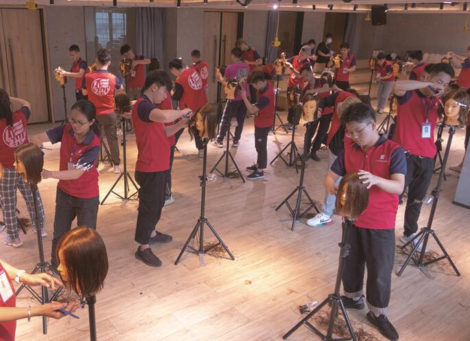 美發(fā)實(shí)操剪發(fā)常用手法，南寧美發(fā)基礎(chǔ)班學(xué)員正在練習(xí)