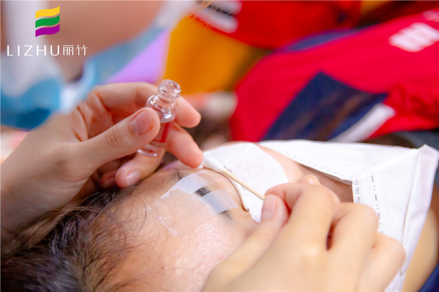 燙睫毛的方法是什么？南寧美睫培訓(xùn)班實(shí)操會(huì)給你看