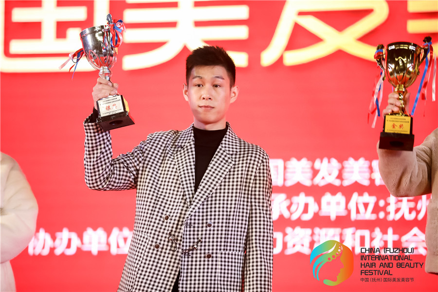 亞軍！祝賀玉可寧老師在全國美發(fā)美容行業(yè)職業(yè)技能競賽斬獲佳績