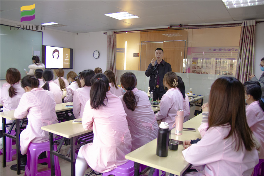 南寧哪家美容學(xué)校好就業(yè)？麗竹就邀請(qǐng)你參加美容就業(yè)宣講會(huì)