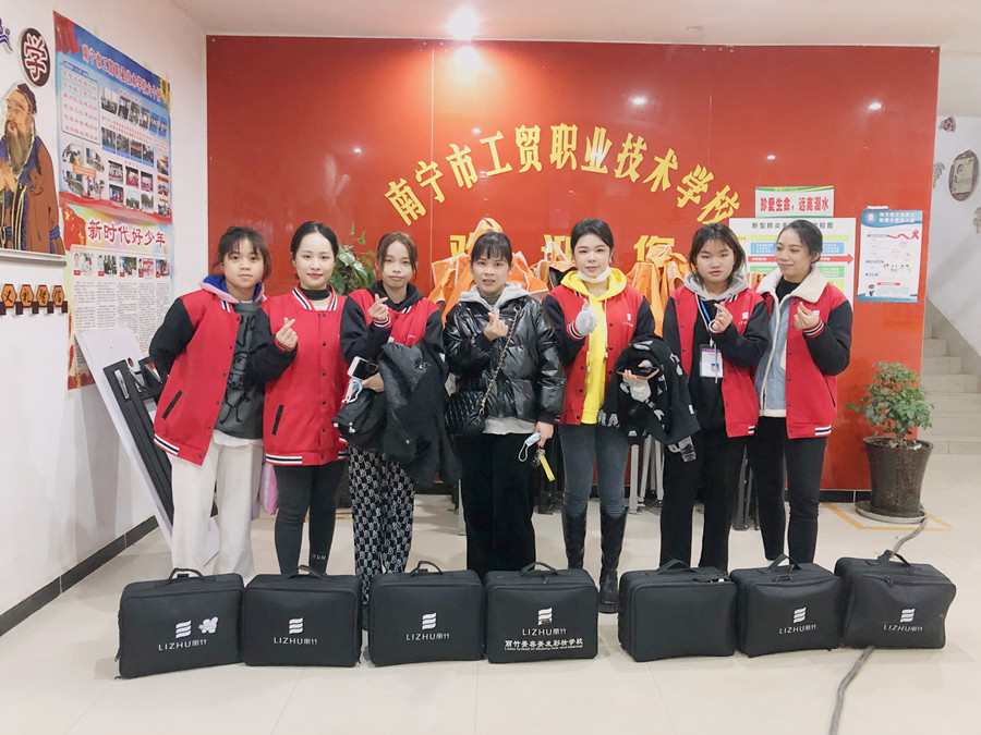 麗竹彩妝班為南寧市工貿職業(yè)技術學校元旦晚會提供化妝服務