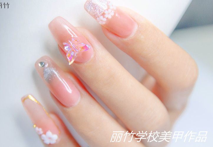 南寧美甲培訓(xùn)機構(gòu)作品：卡通雕花美甲