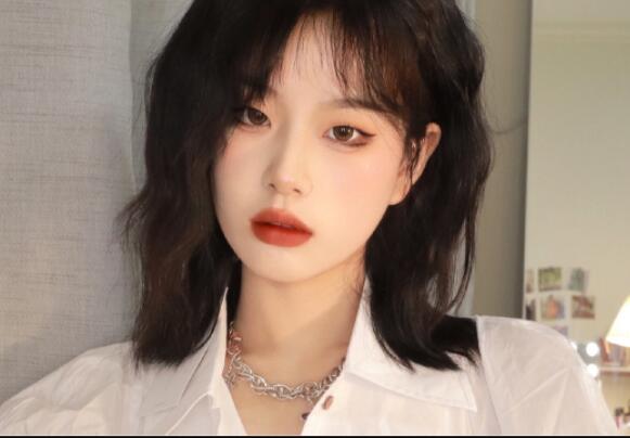 單眼皮眼影教程，廣西南寧彩妝學(xué)校分享