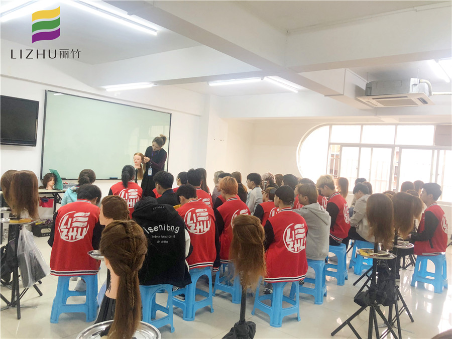 南寧美發(fā)學(xué)校哪家教編發(fā)？麗竹專業(yè)美發(fā)學(xué)校歡迎你