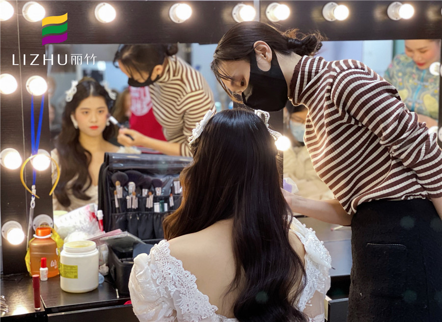 披發(fā)新娘妝容造型，南寧彩妝師培訓(xùn)班學(xué)員作品