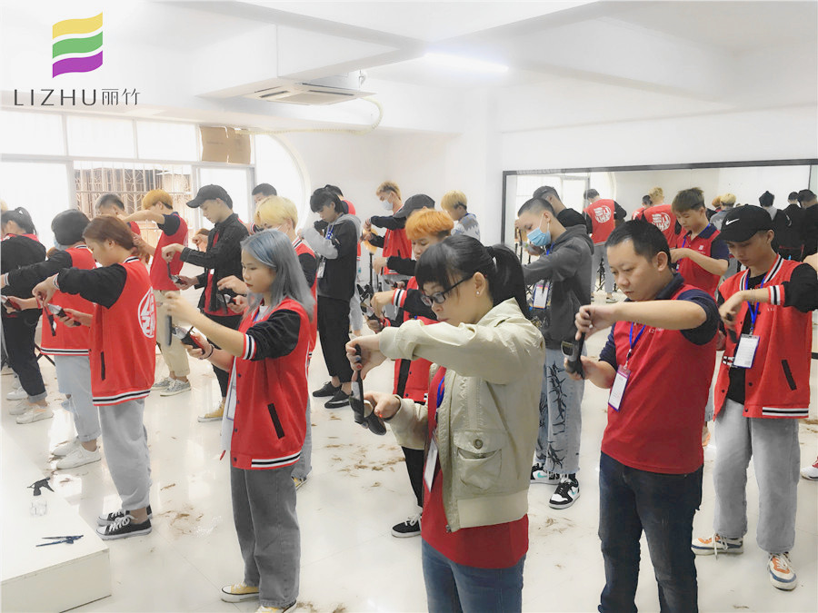 美發(fā)推剪練習(xí)課堂，南寧美發(fā)學(xué)校分享