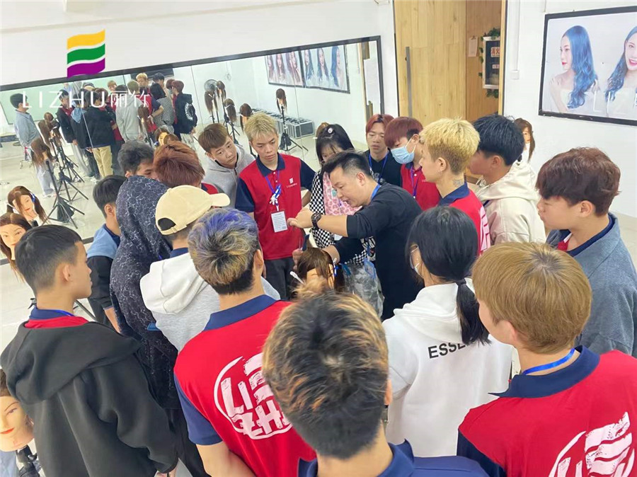 美發(fā)圓形層次修學(xué)習(xí)，廣西正規(guī)美發(fā)培訓(xùn)機(jī)構(gòu)學(xué)習(xí)