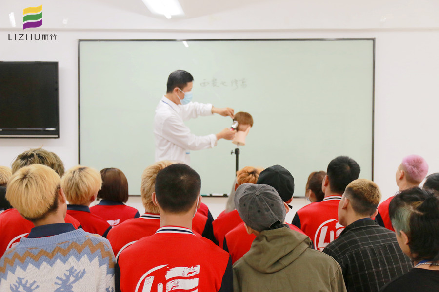 推剪的練習(xí)方法，廣西教美發(fā)基礎(chǔ)的學(xué)校分享