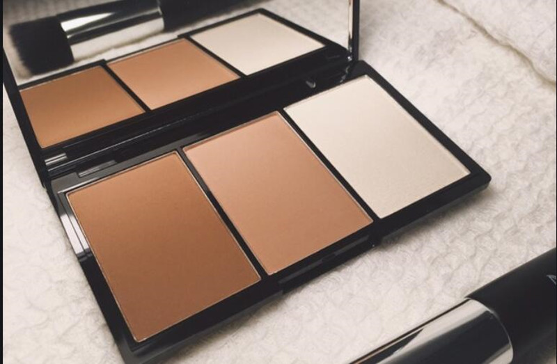 修容粉餅使用教程，廣西化妝基礎(chǔ)班教你