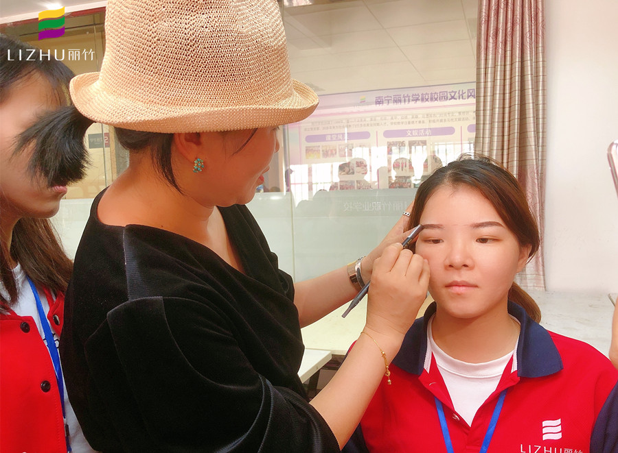 眉毛發(fā)癢怎么辦？廣西紋繡培訓(xùn)哪里資質(zhì)高