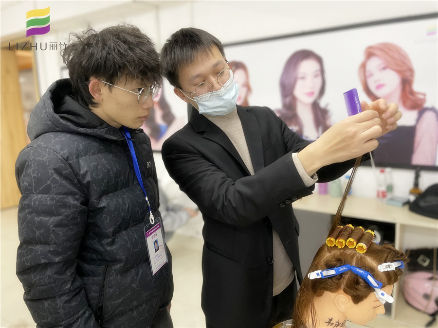 美發(fā)初學(xué)者如何練習(xí)上杠？廣西專業(yè)教燙染的學(xué)校教你