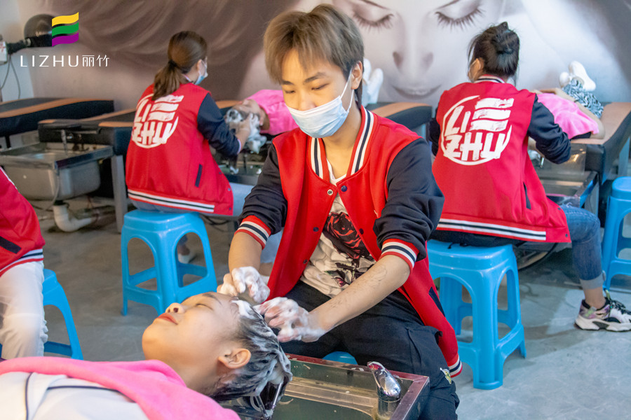 如何應(yīng)對頭發(fā)干枯毛躁？廣西美發(fā)護發(fā)技巧