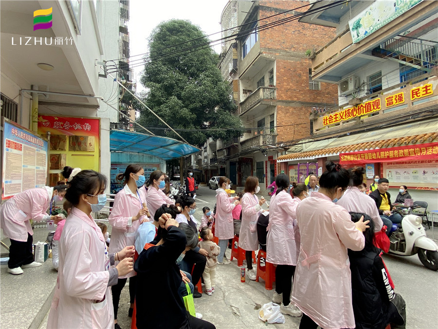 麗竹學校支部開展美容實踐“學雷鋒”活動